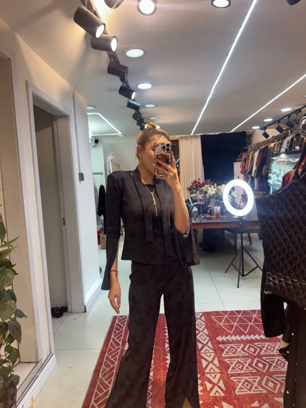 新款黑色套装。