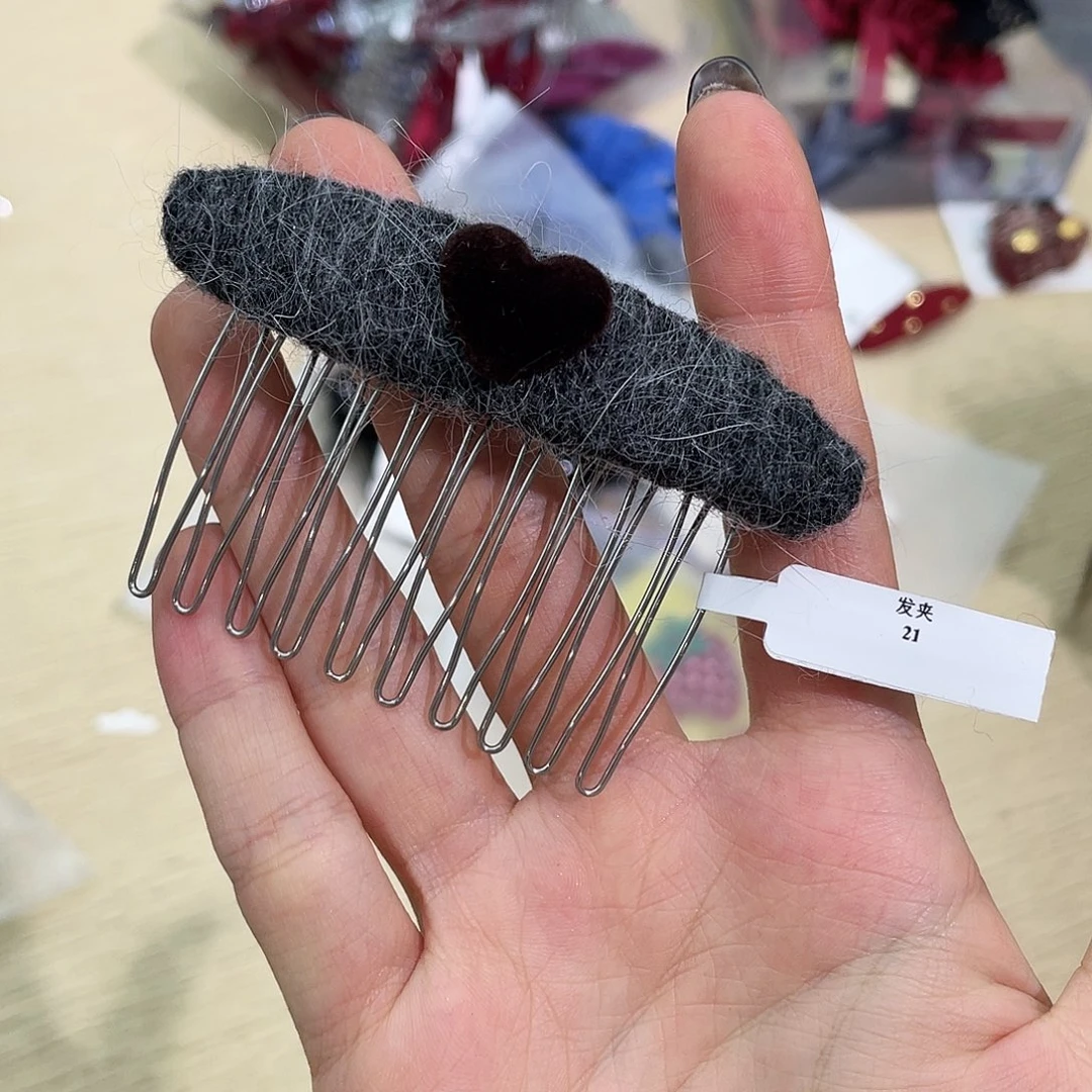 非金属灰色咖爱心插