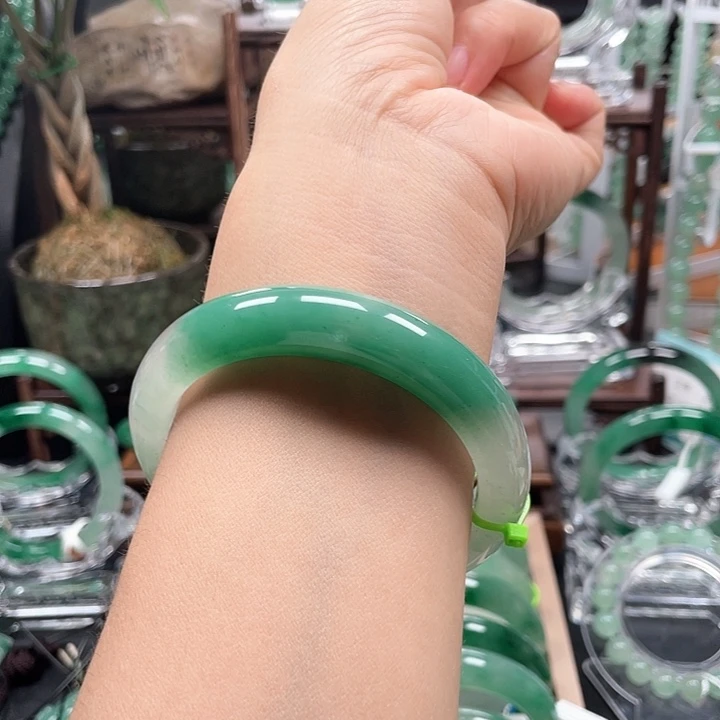 未镶嵌手镯石英质玉