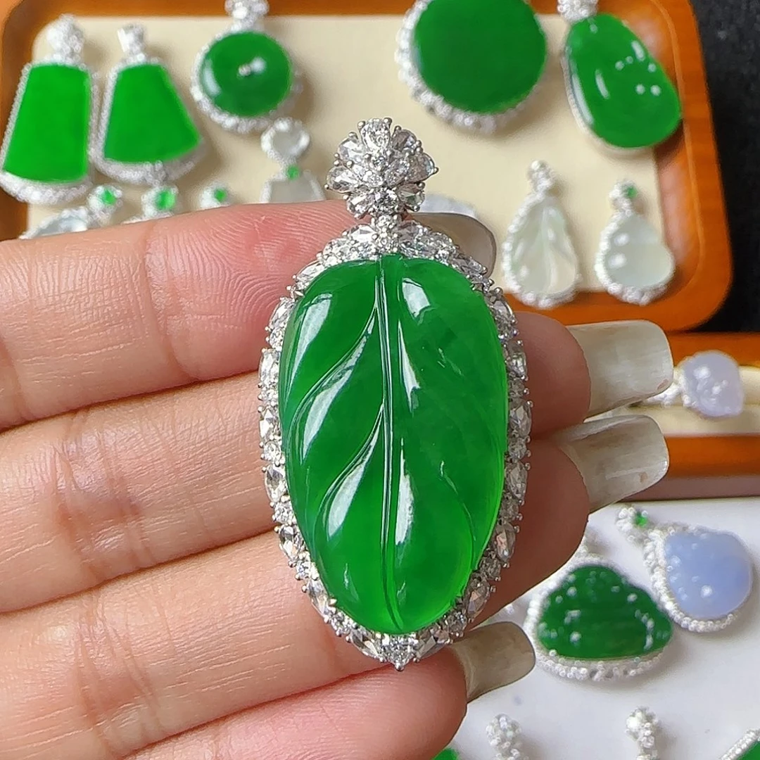 翡翠18K金镶嵌颈饰吊坠