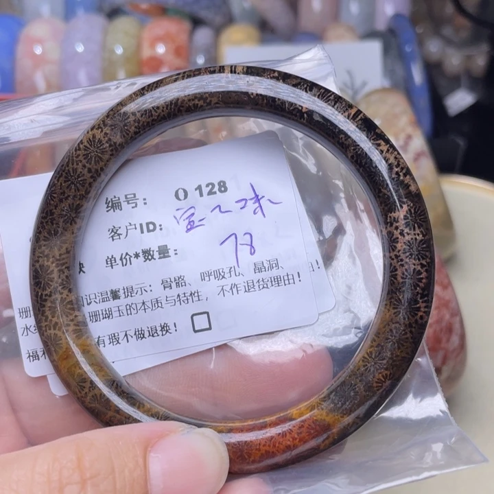 宝***咪未镶嵌手镯硅化玉