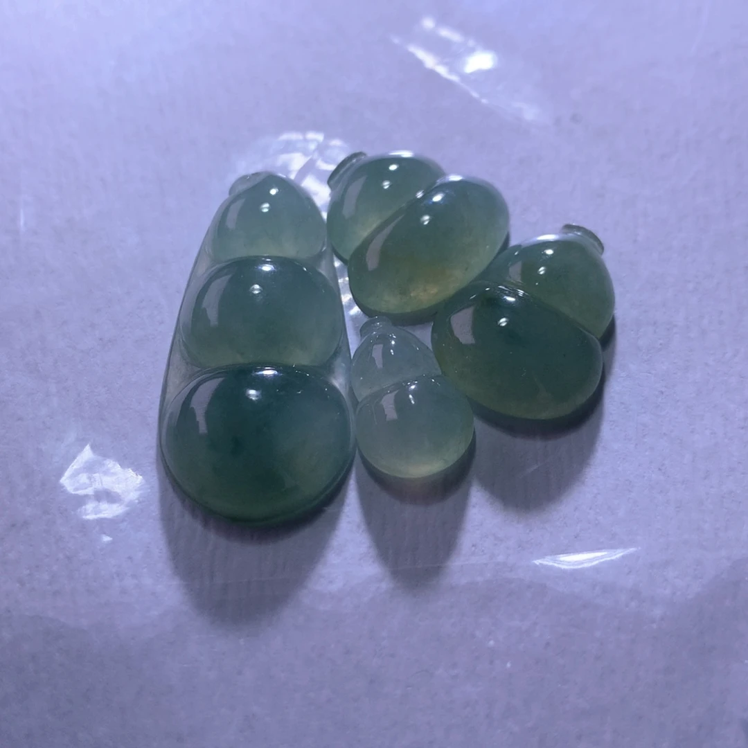 翡翠未镶嵌颈饰一手