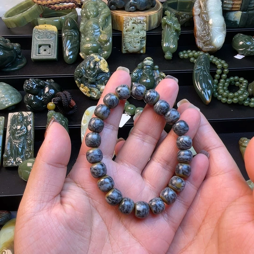 透闪石质玉未镶嵌挂件