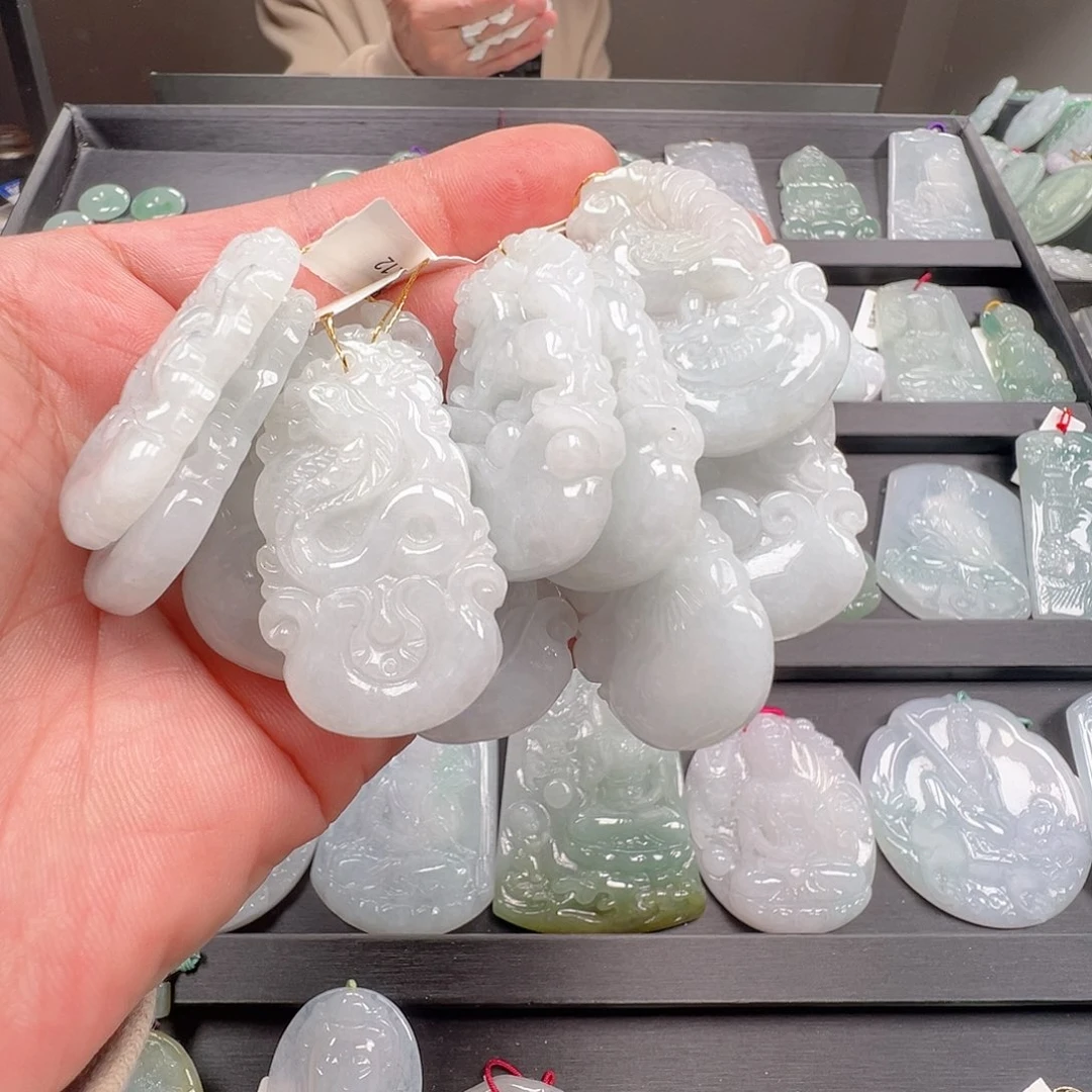 翡翠未镶嵌颈饰生肖牌11件