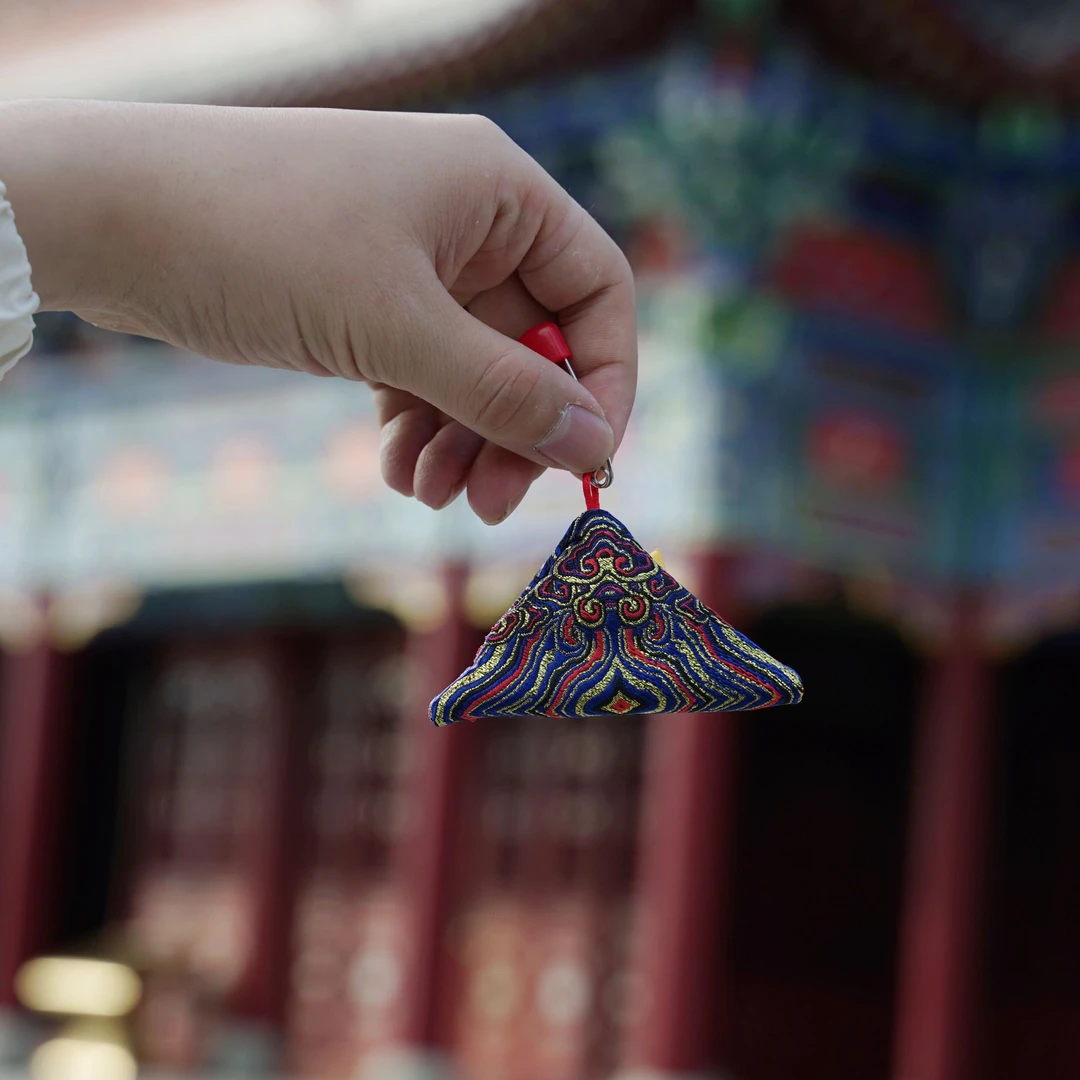 1号泰岁 生肖黄纸挂件