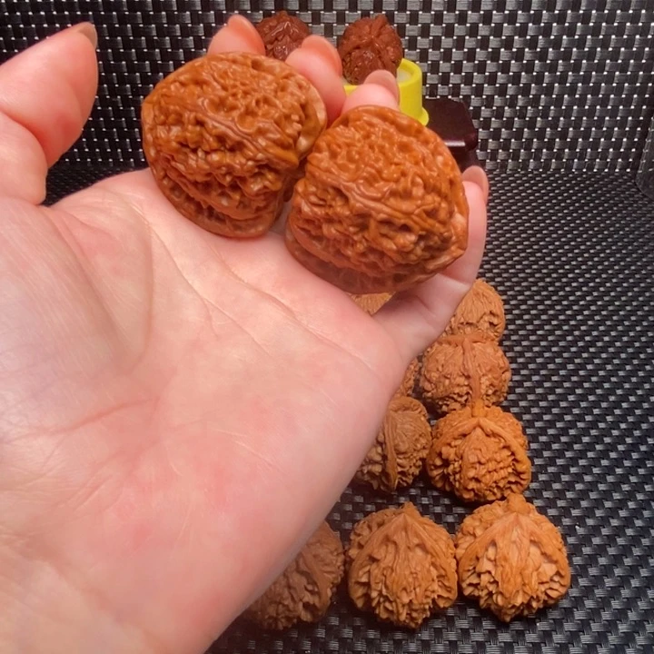 文玩核桃吊坠三角白