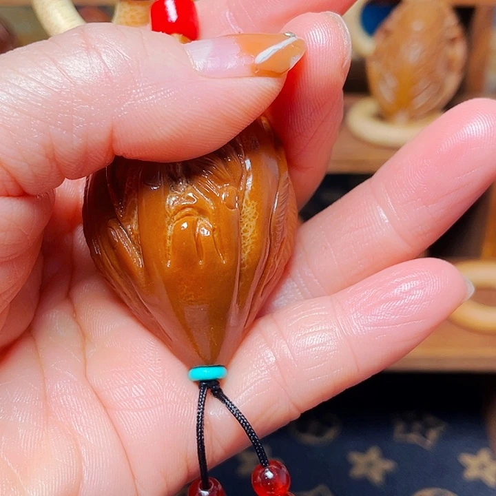 把件橄榄核阴阳结合，四面带手