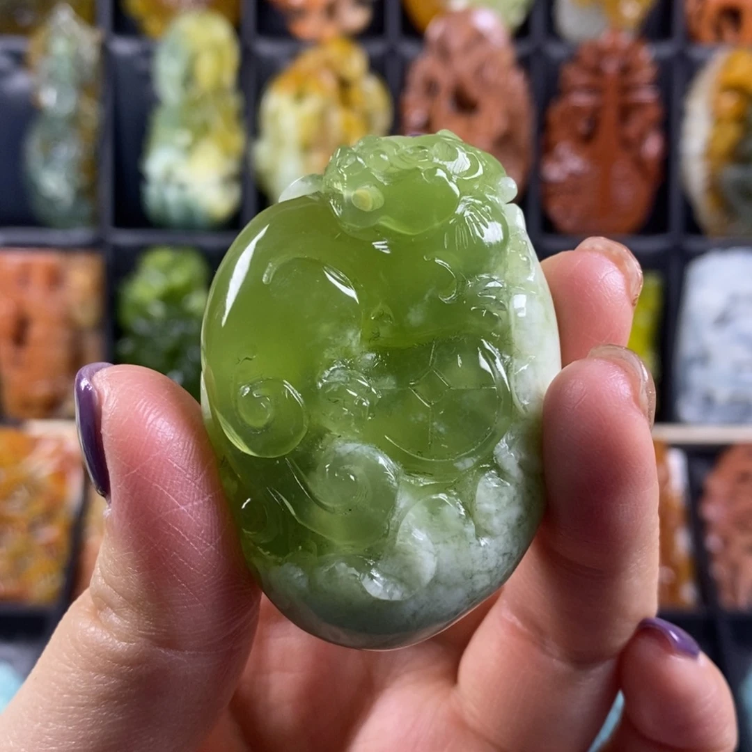 蛇纹石玉颈饰合金