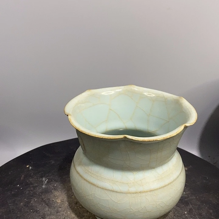官窑渣斗造型独特