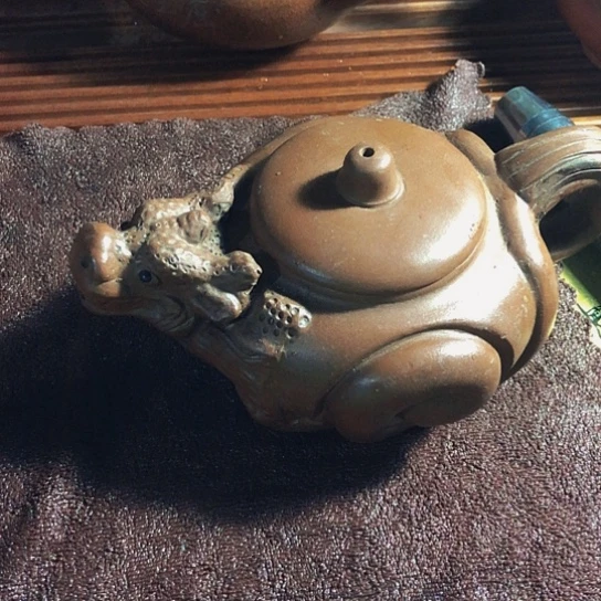 紫砂茶壶原矿泥料手工制作的紫砂壶。