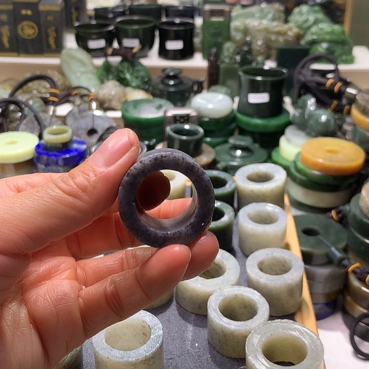 爱***米和田玉（糖玉）未镶嵌珠宝半成品