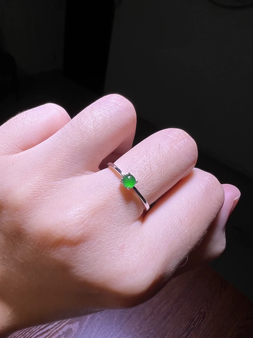 爆款天然A货翡翠镶嵌S925银精致小众女士绿四爪蛋面女戒指环
