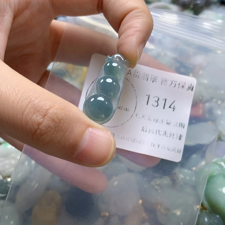 翡翠未镶嵌颈饰翡翠。