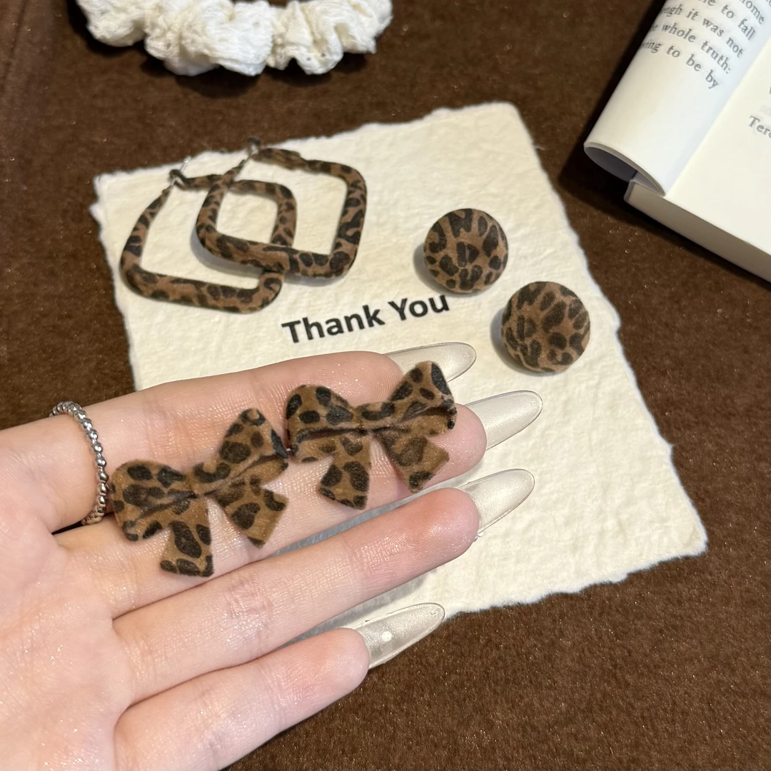 铜合金布艺耳饰 早秋美拉德豹纹植绒蝴蝶结耳钉女甜酷小众耳饰