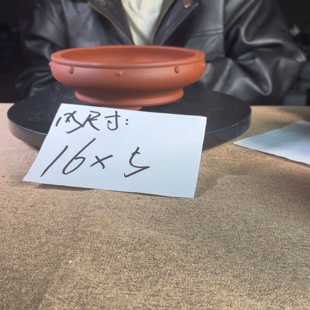 A宜兴紫砂小花盆