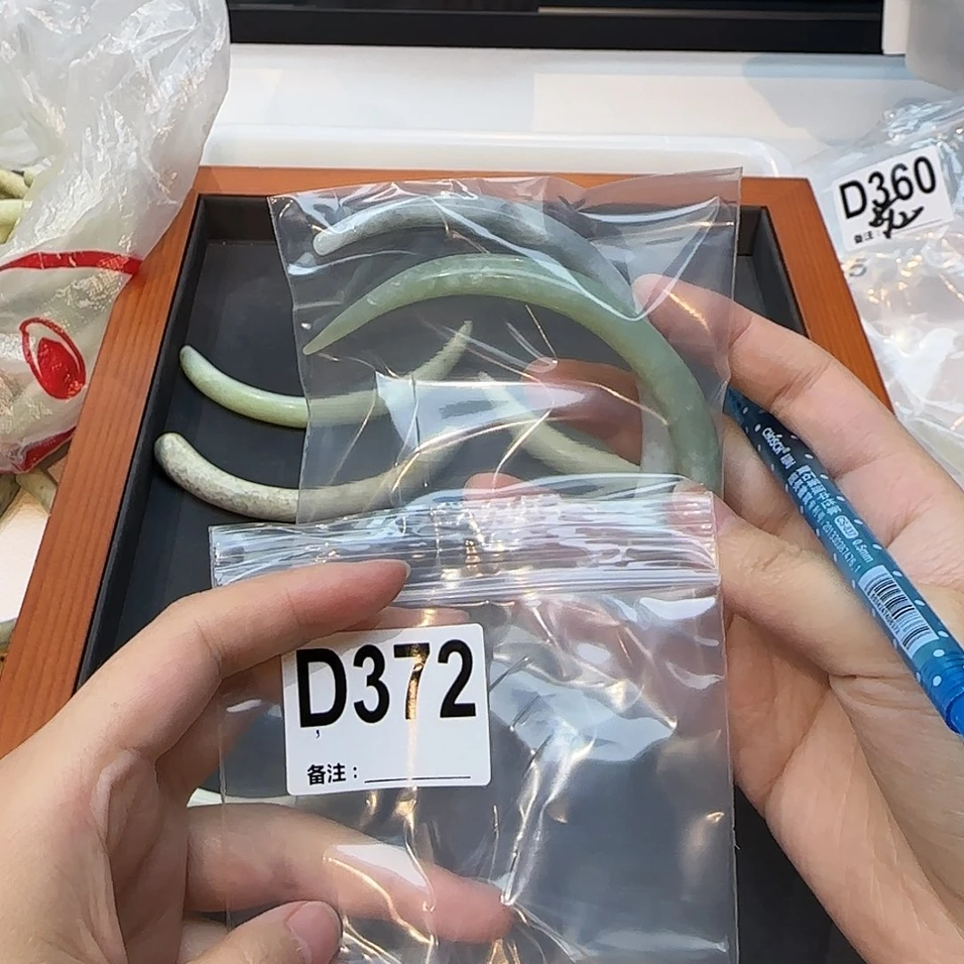 嘟***吖未镶嵌蛇纹石玉发饰