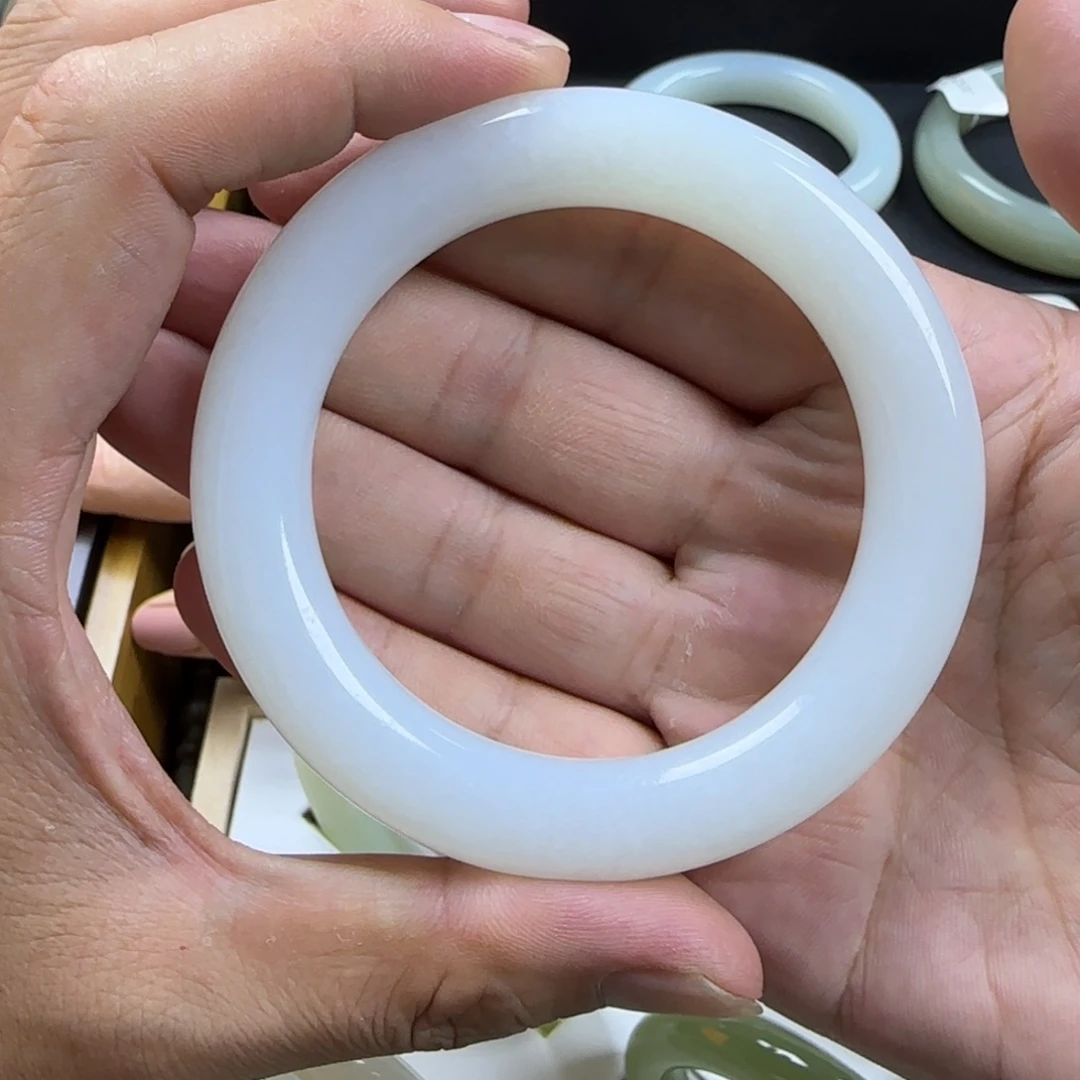 和田玉（白玉）手镯未镶嵌大白俄圆条镯