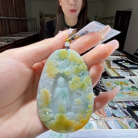 翡翠未镶嵌颈饰一个