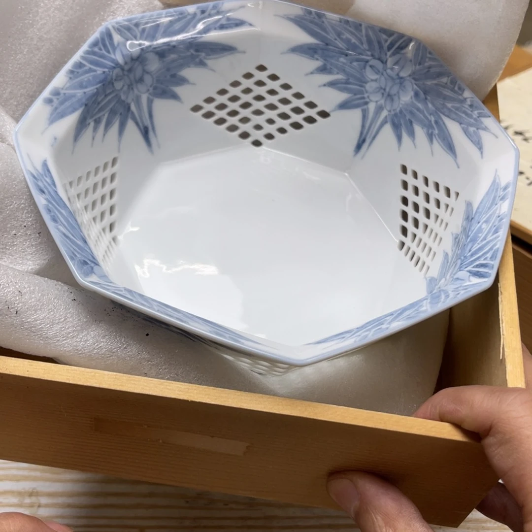 瓷片幸**草密密麻麻地排列着一个