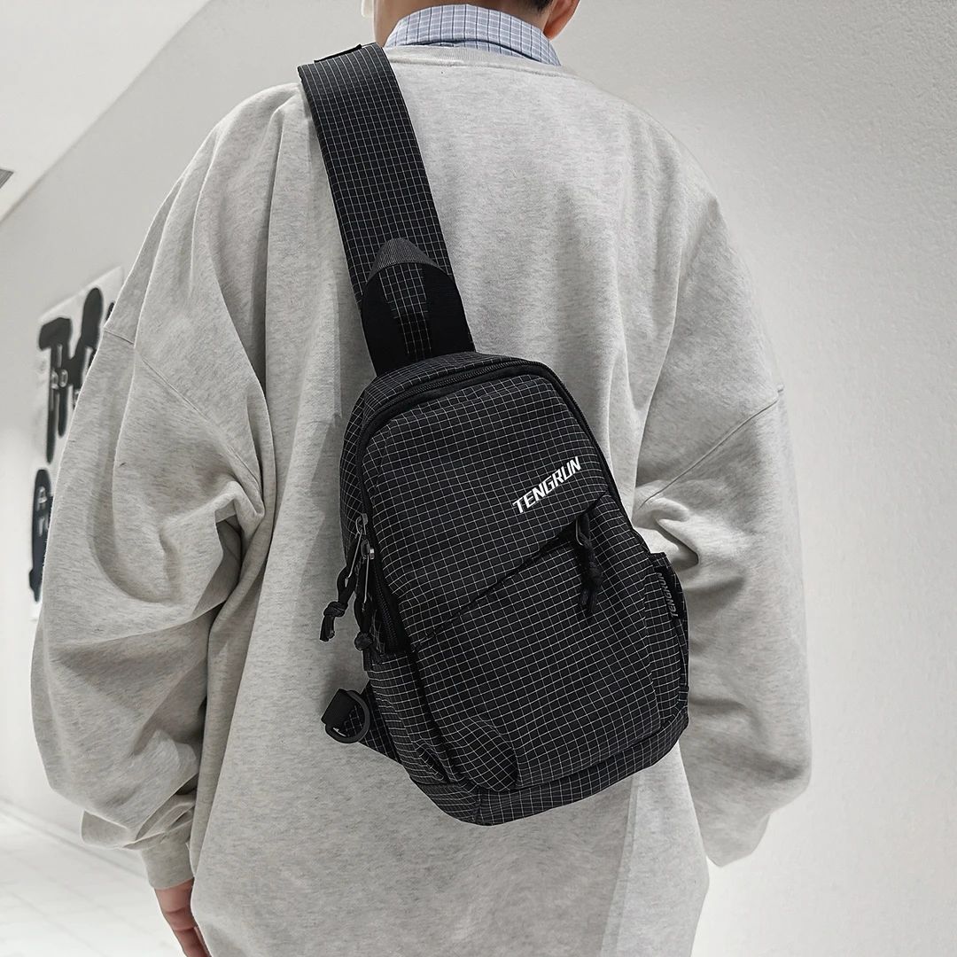 男士斜挎包休闲通勤胸包女外出便携单肩包户外爬山运动骑行包背包