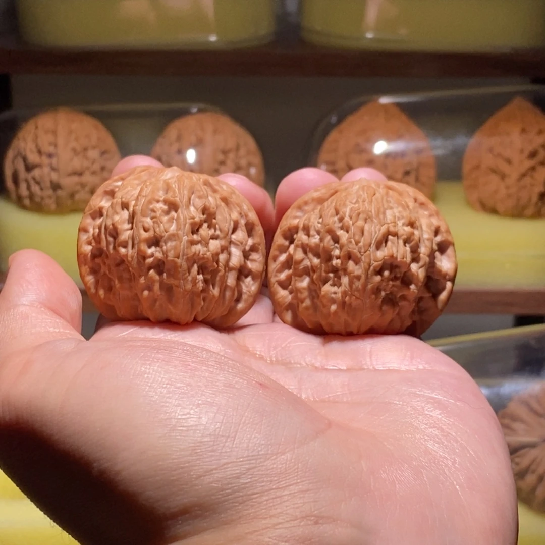 徐***！文玩核桃吊坠全品40尺磨盘红皮山地精品对