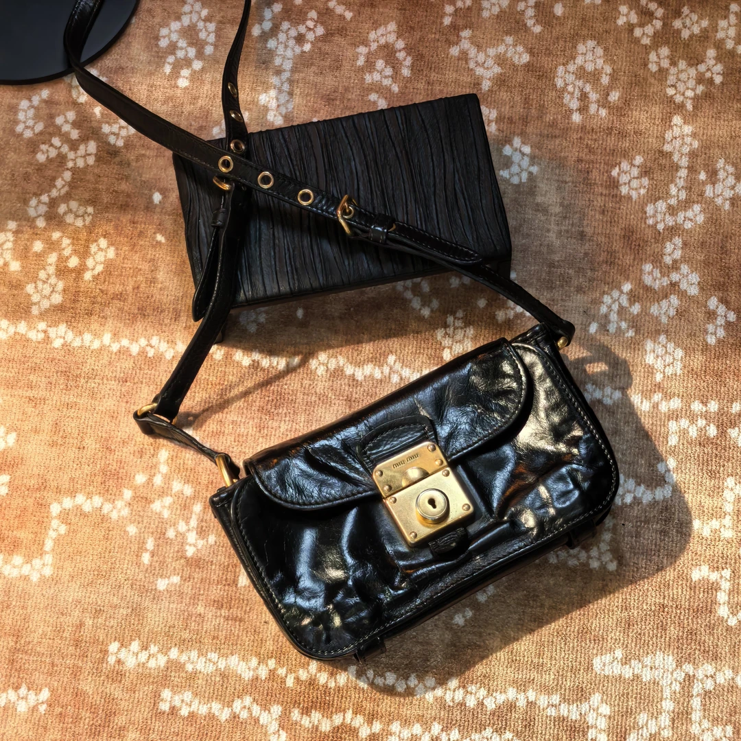 95新 MIU MIU/缪缪 兜兜 黑金油蜡皮斜挎包