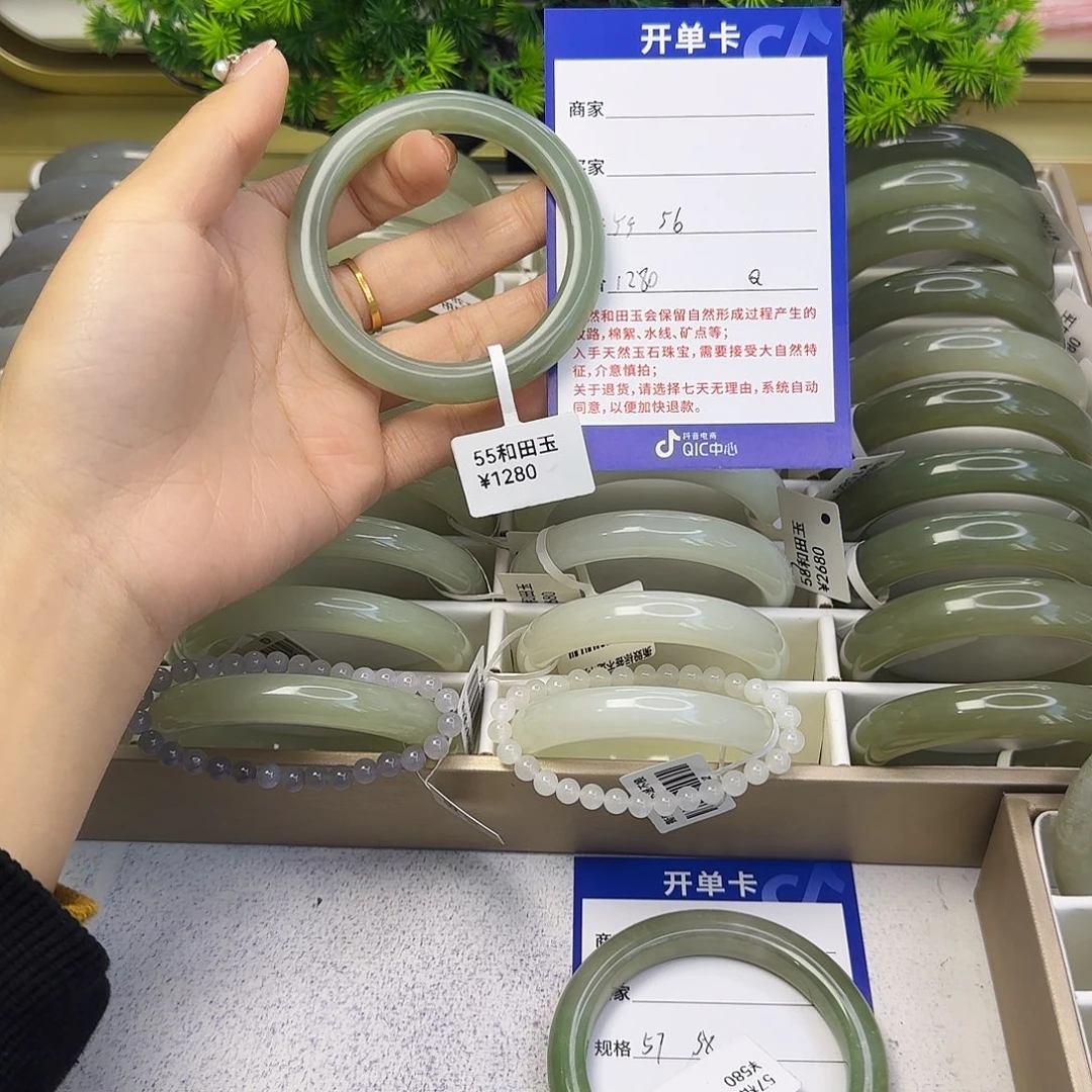 和田玉未镶嵌手镯