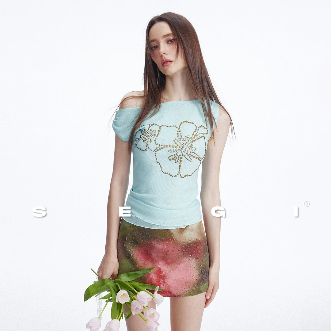 【王艺瑾同款】SEGI夏季新款定染双层斜肩烫钻铆钉网纱上衣女短袖