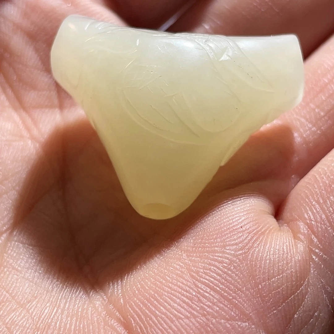 酒***柜和田玉（糖玉）未镶嵌颈饰