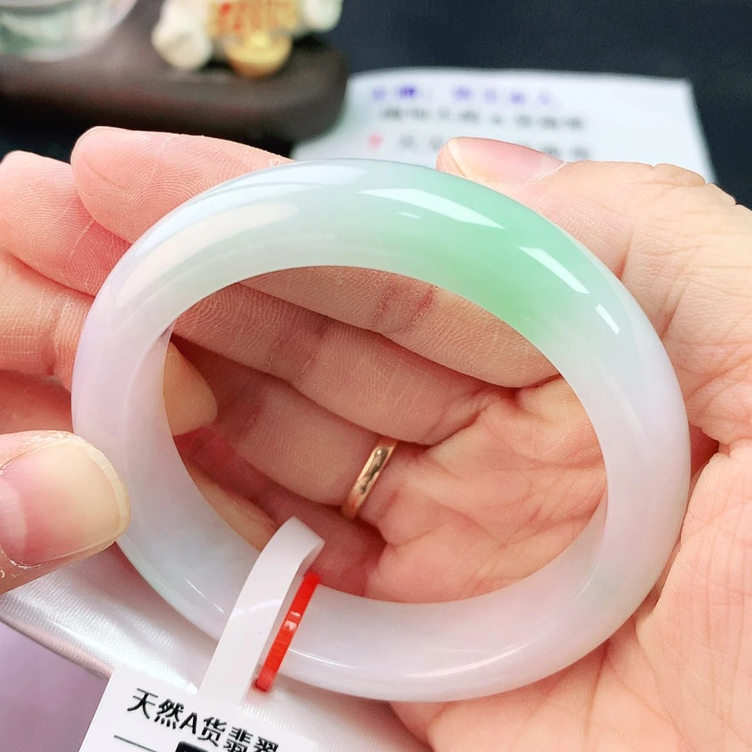 翡翠手镯未镶嵌52圈