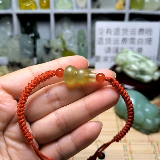 乐***途未镶嵌蛇纹石玉颈饰