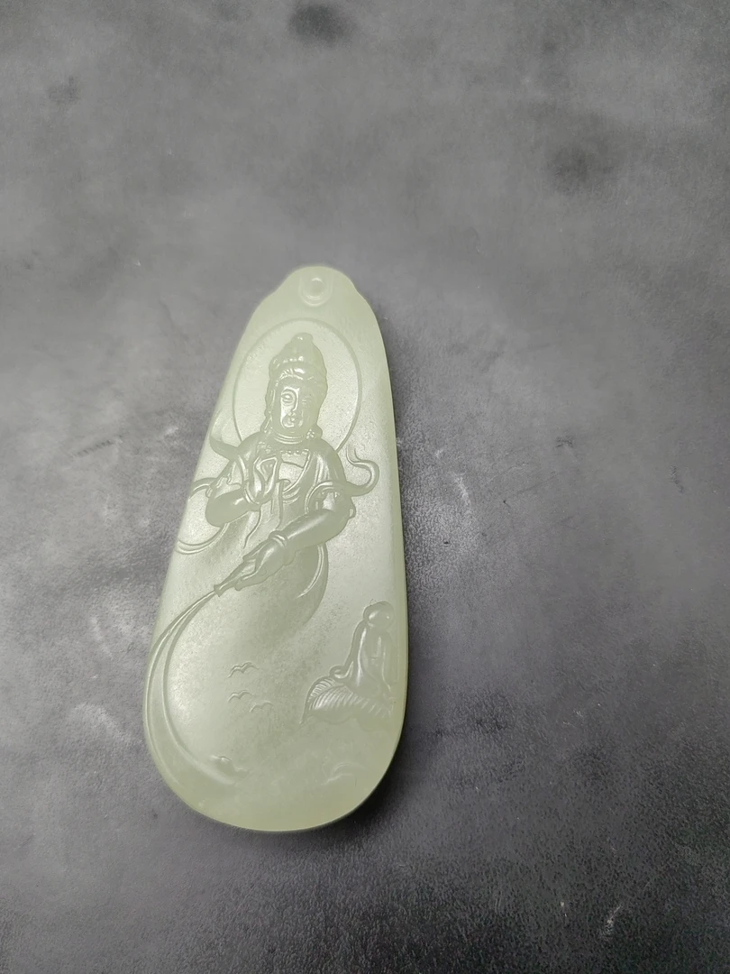 新疆和田玉吊坠。