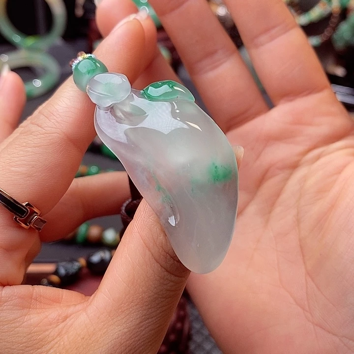 石英质玉（非洲翠）未镶嵌挂件