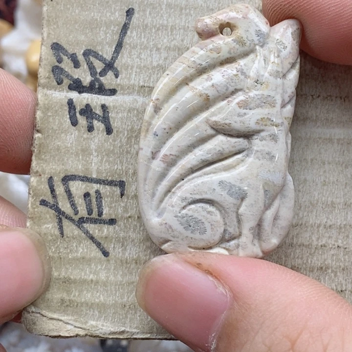 颈饰未镶嵌硅化珊瑚（珊瑚玉）灯**珊小