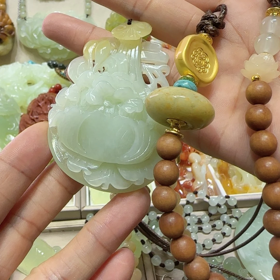 未镶嵌蛇纹石玉吊坠