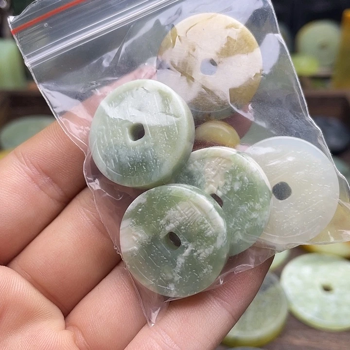 蛇纹石玉挂件未镶嵌