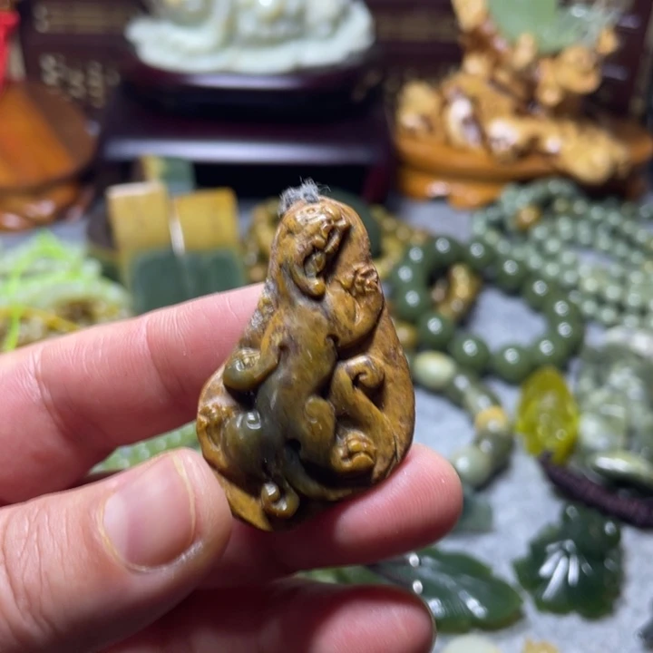 【闪购商品】未镶嵌岫岩河磨玉（透闪石质玉）挂件阿*
