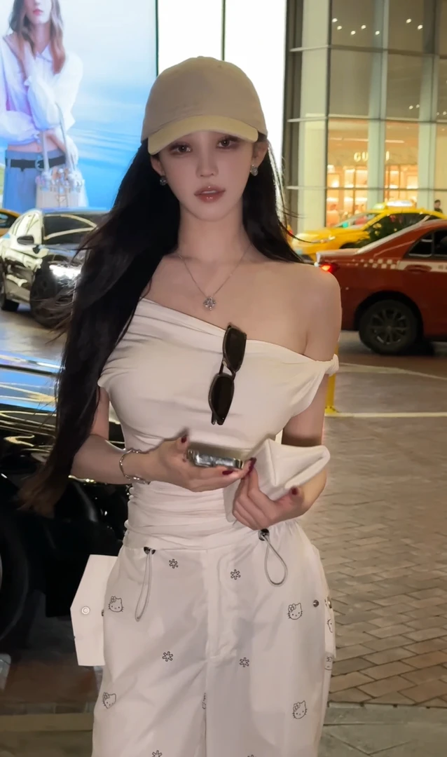 GABBY 纽结纯欲不规则斜肩T恤L1545