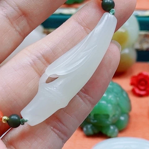 小***年和田玉未镶嵌颈饰