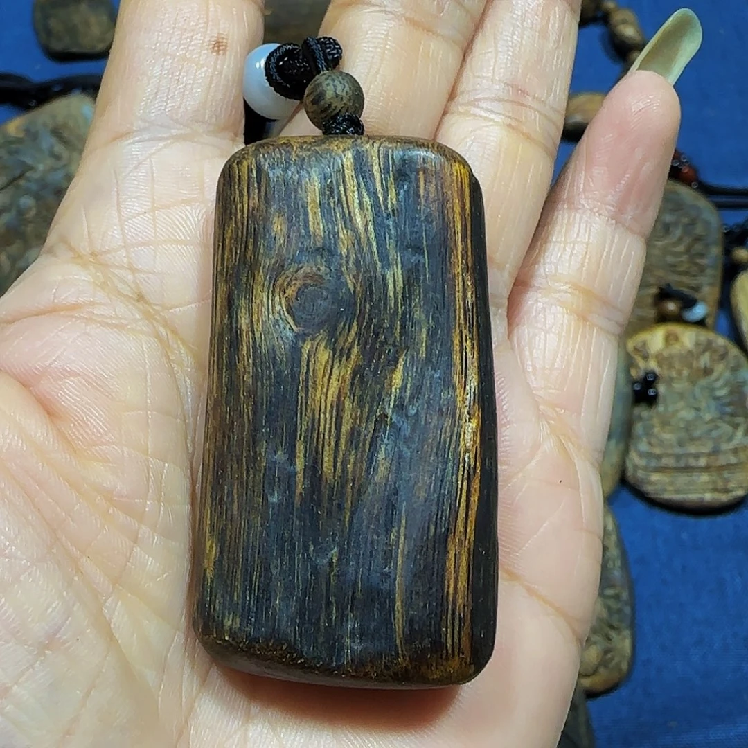 沉香沉香碎屑海南白奇乌身瘤疤带绳13克