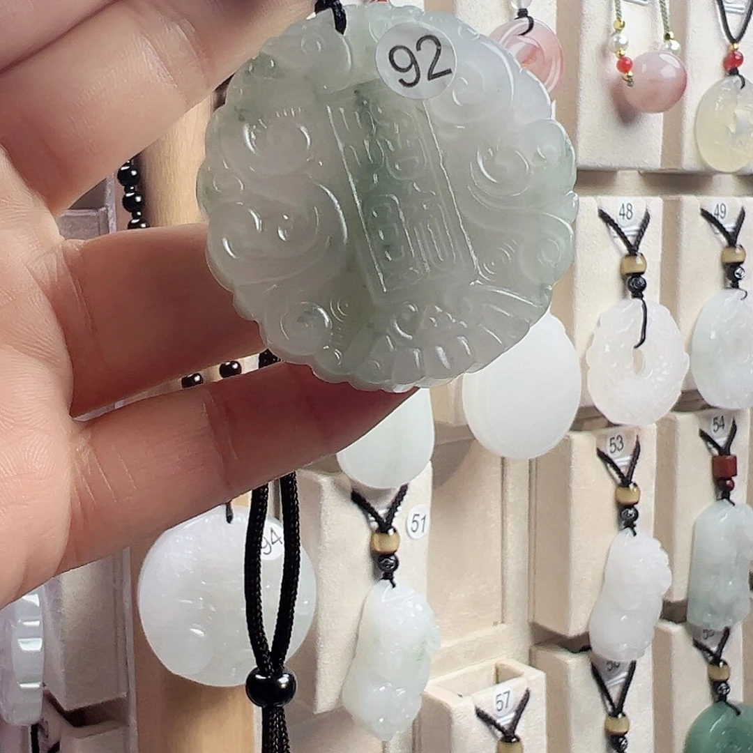 石英质玉未镶嵌颈饰