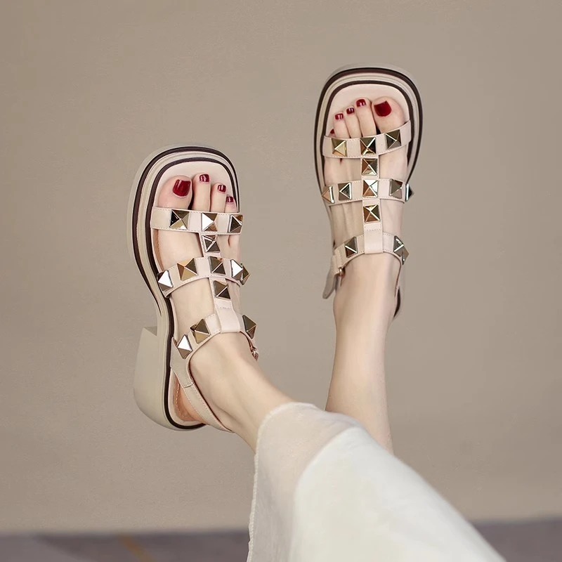 纪捷希凉鞋女夏季透气舒适休闲鞋时尚潮流铆钉配饰轻便简约凉拖鞋