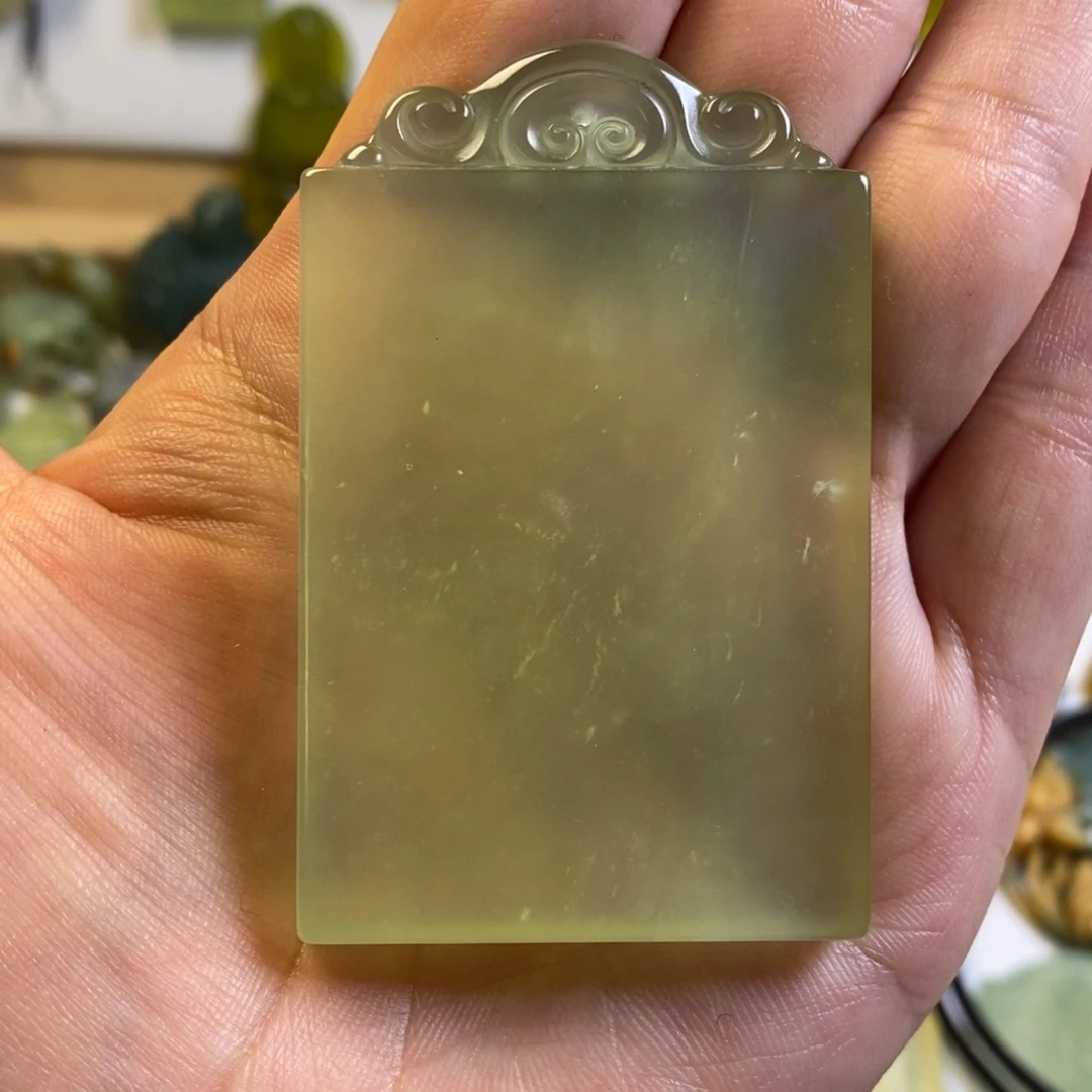 一***瑰未镶嵌蛇纹石玉颈饰