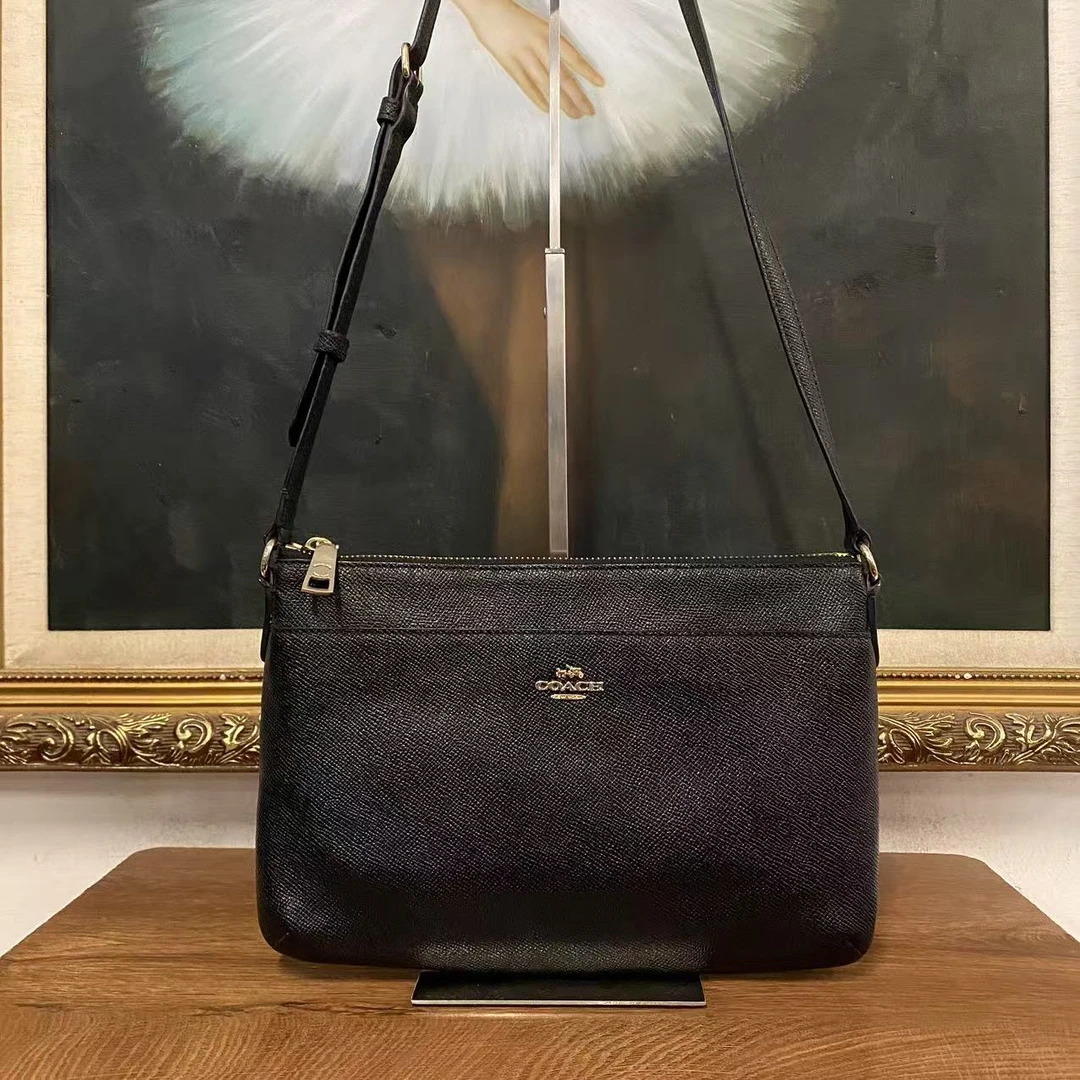 95新 coach斜跨包/004161
