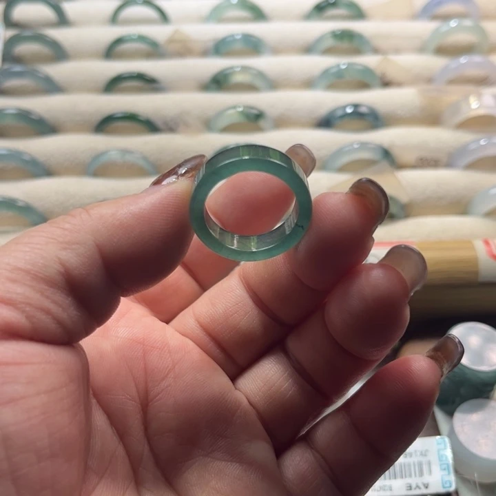 翡翠未镶嵌戒指蓝水
