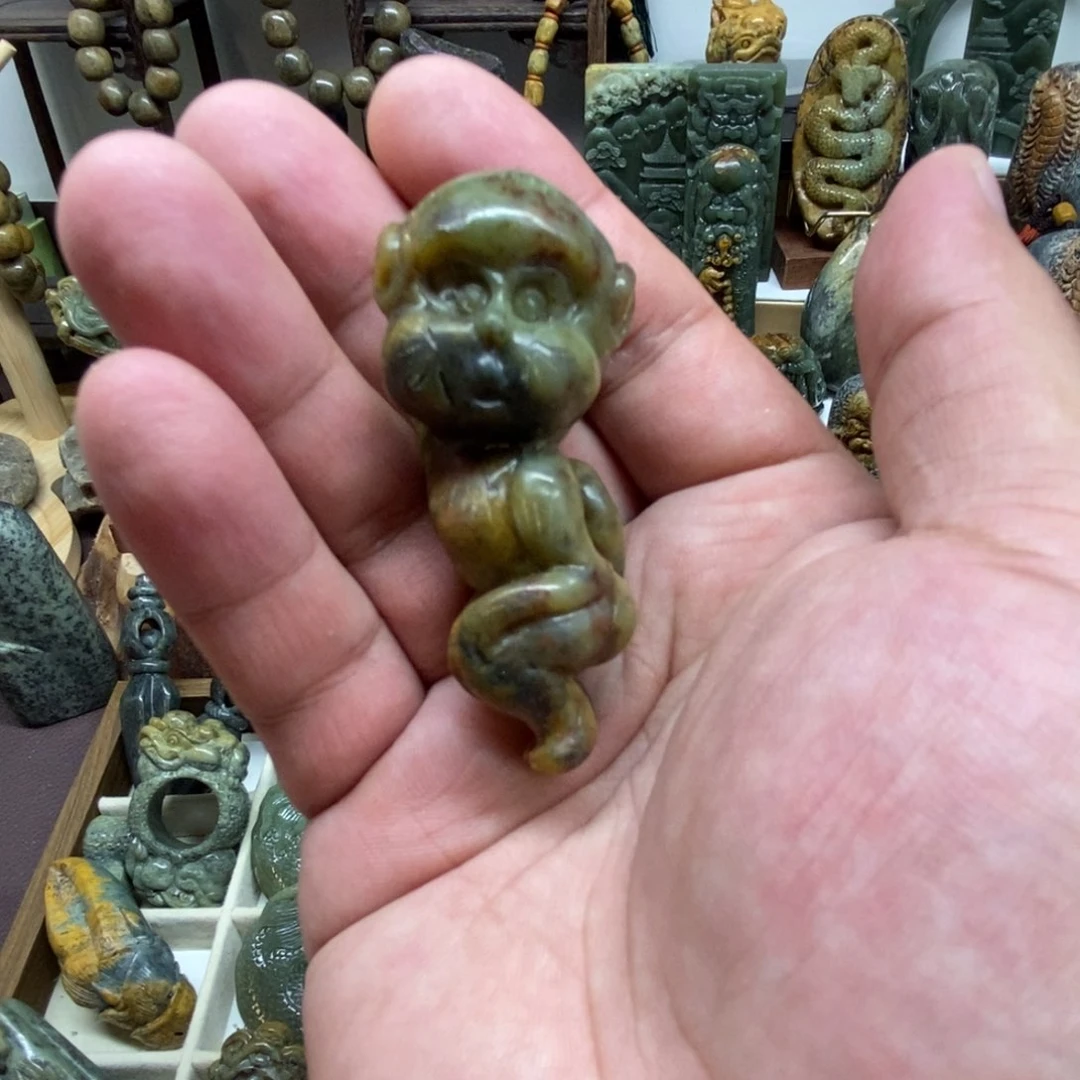 未镶嵌岫岩河磨玉（透闪石质玉）把件猴哥