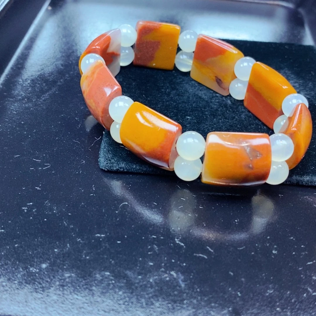未镶嵌石英质玉（黄龙玉）颈饰
