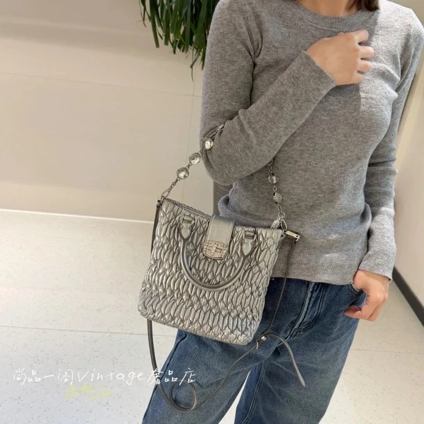 95新 MIU MIU/缪缪 尚品一阁/银色钻褶皱小托特斜挎包
