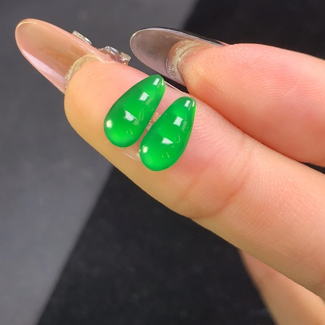 颈饰未镶嵌翡翠缅料豆子一对 尺寸：10.9/5/2.3