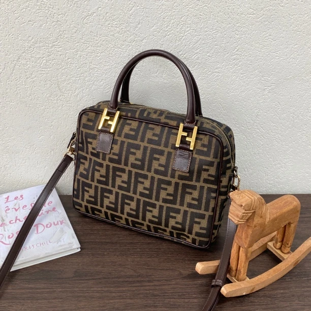 95新 FENDI/芬迪 老花plume盒子手提斜挎包底长25 118750